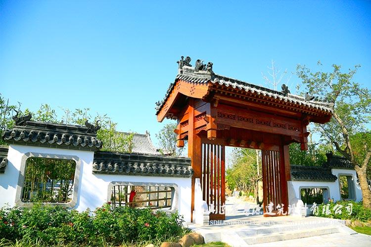 中式庭院设计的主体是自然风光，亭台参差、廊房婉转作为陪衬